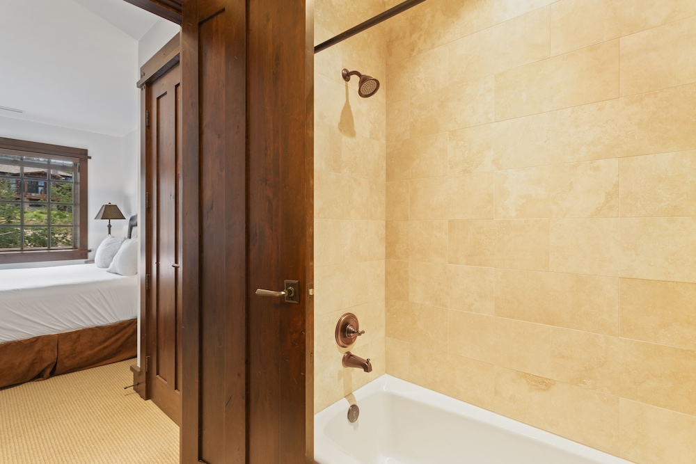 Arrowleaf Lodge at Deer Valley Resort - Two Bedroom Residence #301 2 Condo