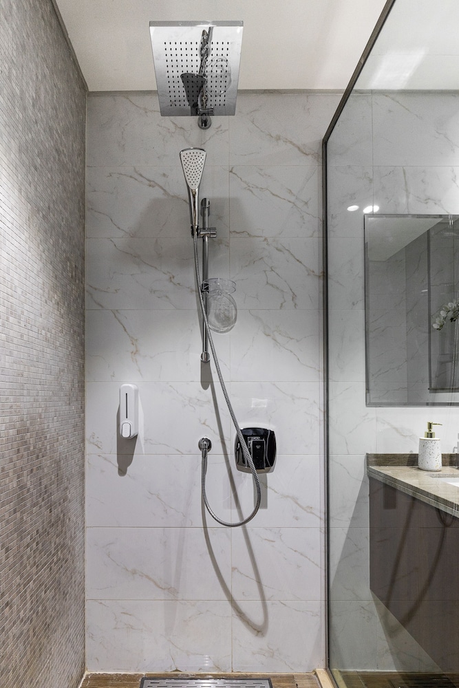 GLOBALSTAY. J One Tower Apartments