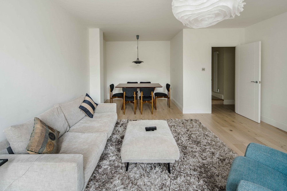 Stylish 2 Bedroom / 2 Bath In Notting Hill