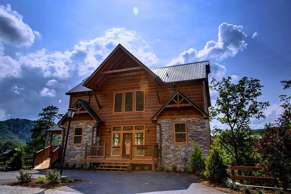 Chateaux Nirvana - 5 Bedrooms, 5 Baths, Sleeps 20 Home by RedAwning