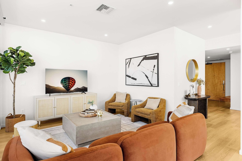 @marbella Lane - Chic 2BR Penthouse w/ Ocean Views