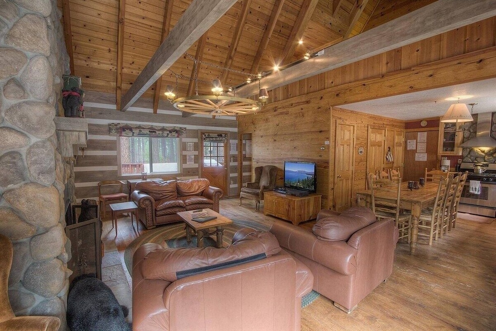 River Rock Retreat 4 Bedroom Home by RedAwning view 4