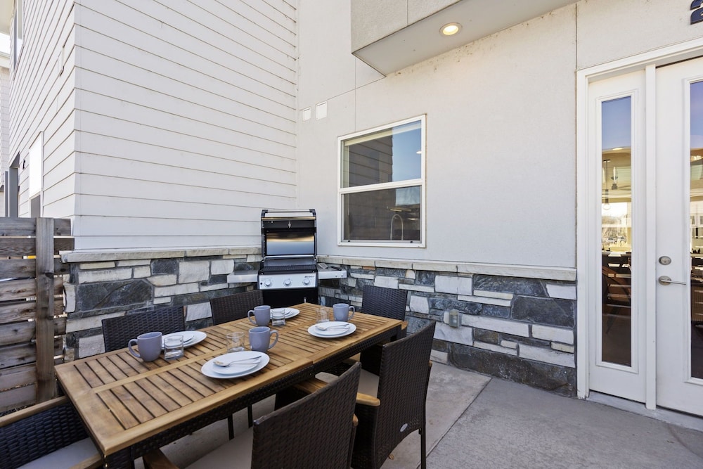 Mountain View Home w/ King Beds & Rooftop Deck