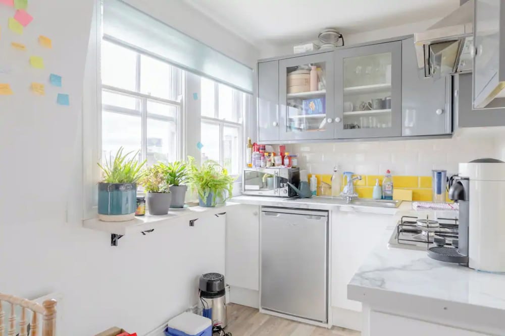 Top Floor 1BD Flat With Balcony - Ladbroke Grove