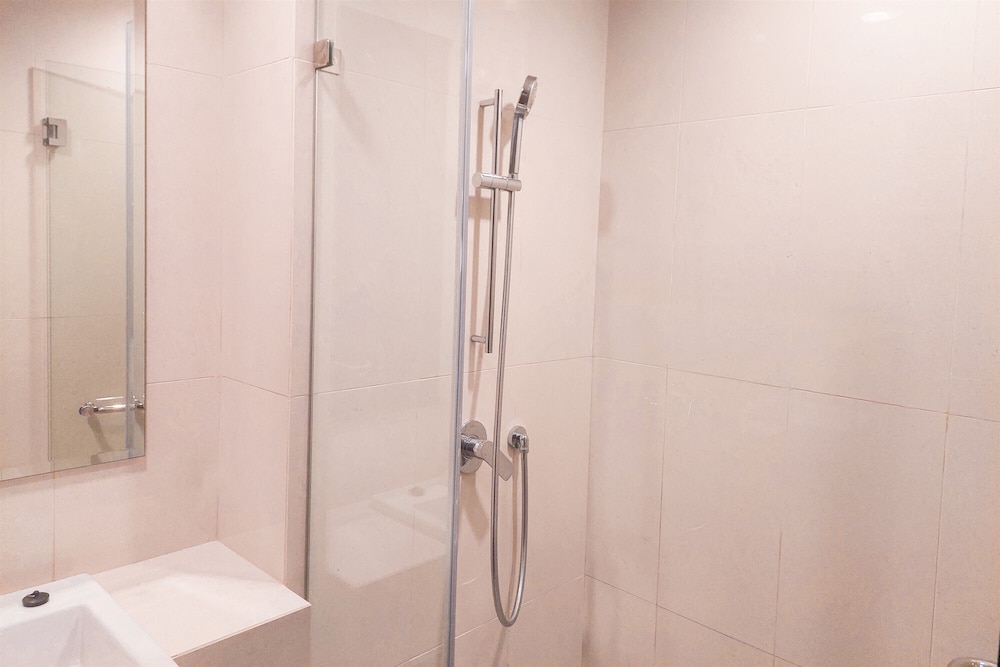 Nice And Modern 2Br Apartment At M-Town Signature