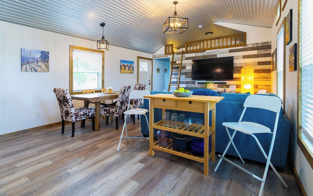 Shady Grove Tranquil Hill Country Cabin for 8 Near Pedernales Falls