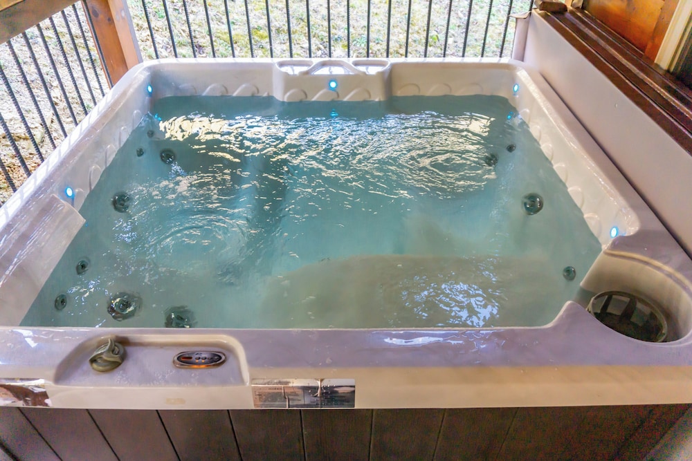 2 BR Pigeon Forge Home w/ Porch & Hot Tub