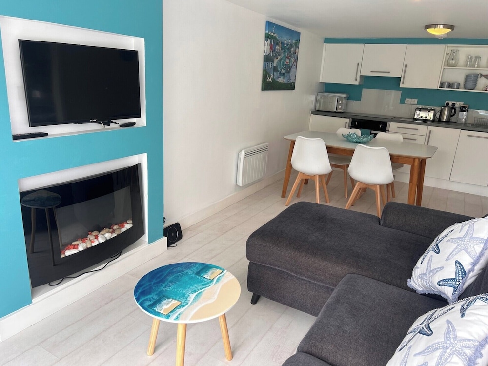 Sea View - 1min to Beach - Dog Friendly - 4 Guests