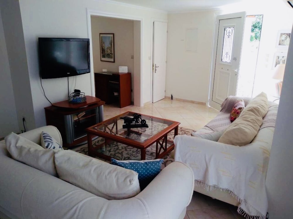 Villa Ampelaki (30 meters to the beach)