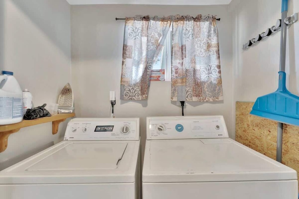 Updated Cozy Home Centrally Located pet Friendly