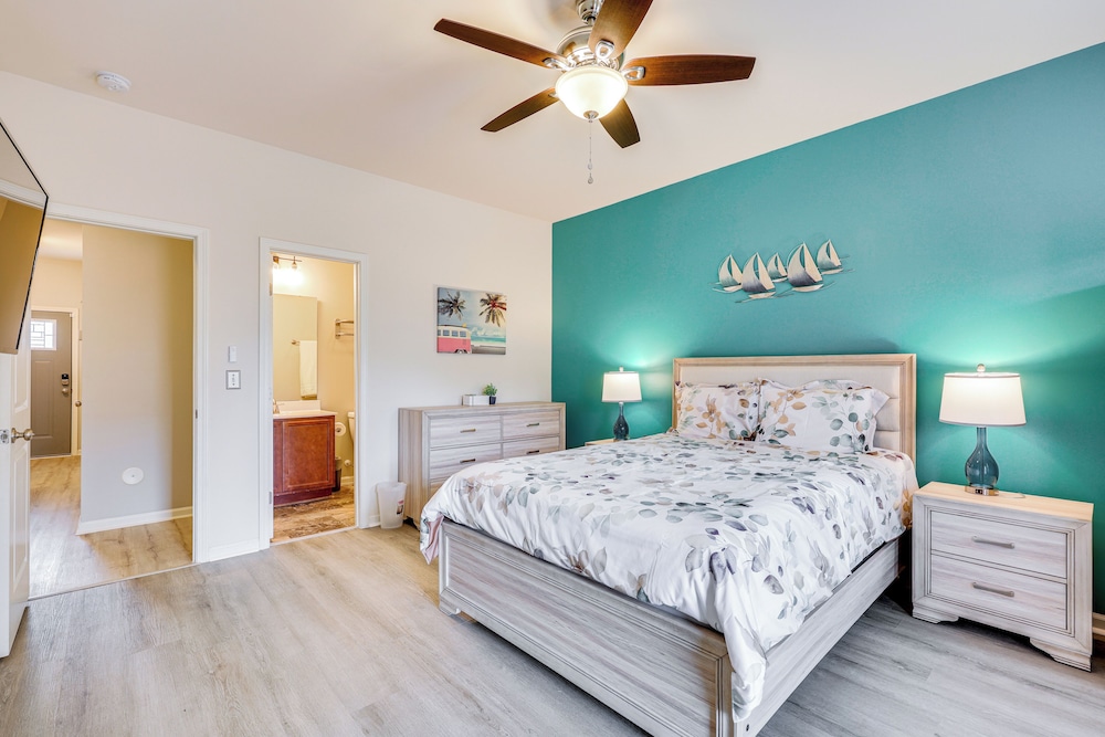1 Mi to Ocean: Modern Carolina Beach Townhome