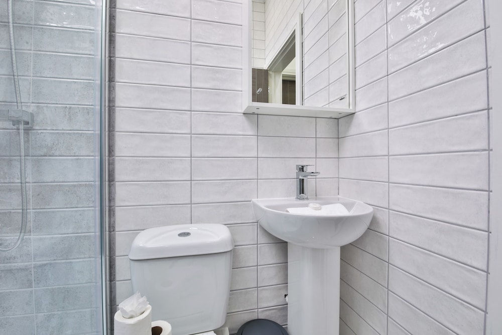 Modern 2 Bed House - Sleeps 4