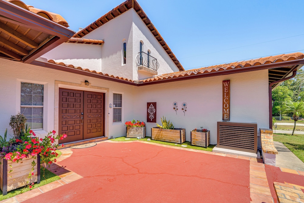 1-acre Backyard & Gym: Spacious Apopka Escape!