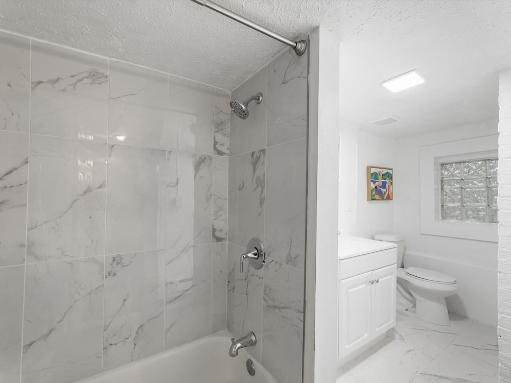 Bsmt Suite Near Stadium w Parking Coffee BBQ AC, Billede 30