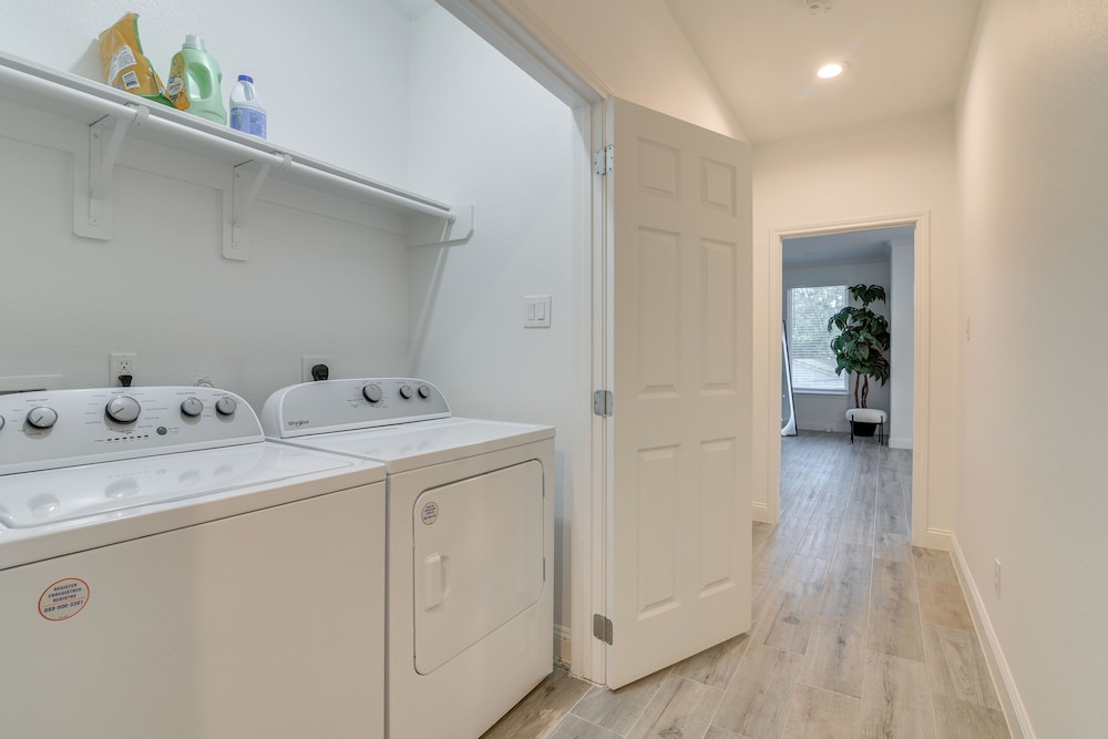 4 Mi to NRG Stadium: Luxurious Houston Townhome!
