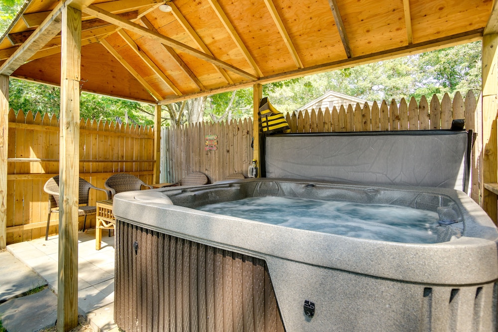 Hot Tub & Kayaks: Dog-friendly House in Yarmouth