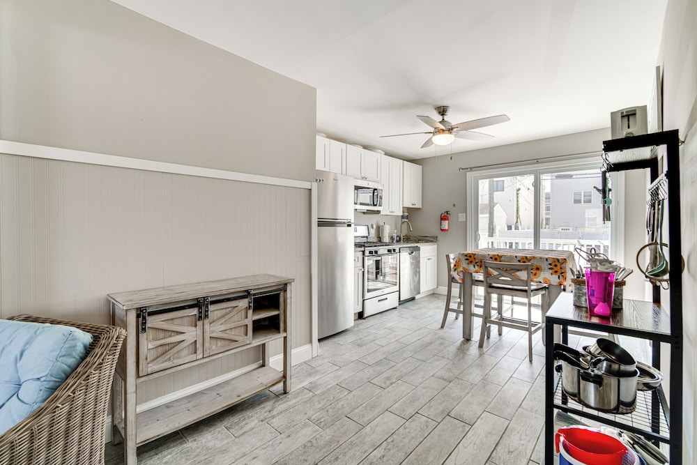 Walkable Brigantine Condo, 4 Mi to Atlantic City!