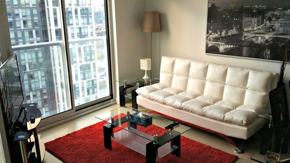 Pelican in Entertainment District - Image 3