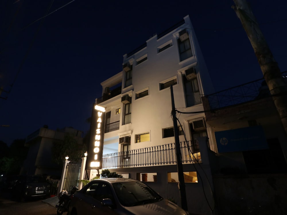 OYO 389 Hotel Applee Inn