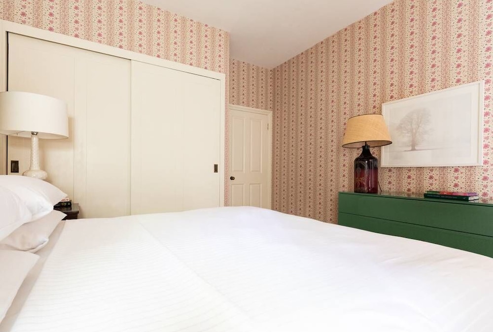 Porchester Square VI by Onefinestay