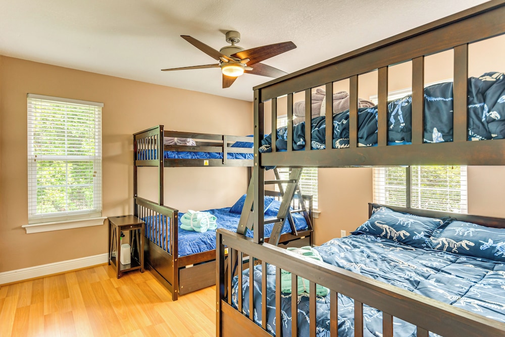 Steps to Bay: Tranquil Navarre Retreat w/ Balcony