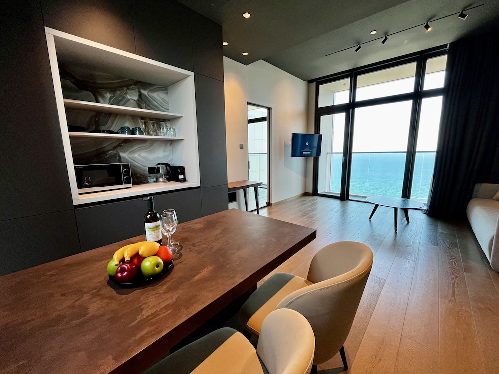 128 LIM - 2106 Stay Only Tower Suite