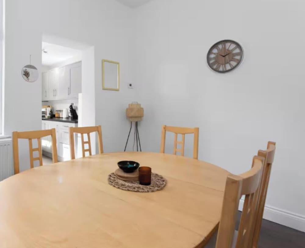 Large 4 Bed House - 4 Double Beds
