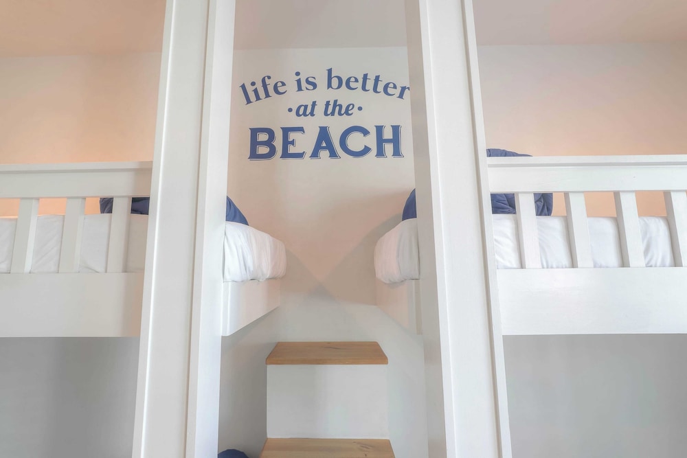 Dunn Inn 2 by Avantstay Walk to Beach, Pool Access, Sleeps 17!
