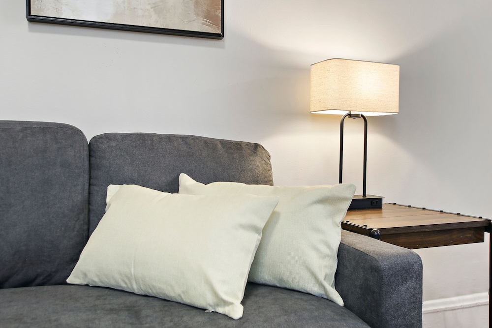 Harmonious 2BR Apt - Lockwood 3