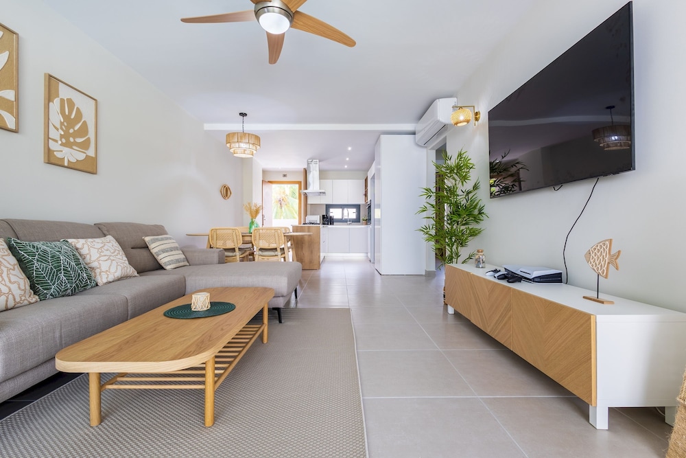 Chic 2BR Stay w Terrace Picuzzi 5 Min to Beach