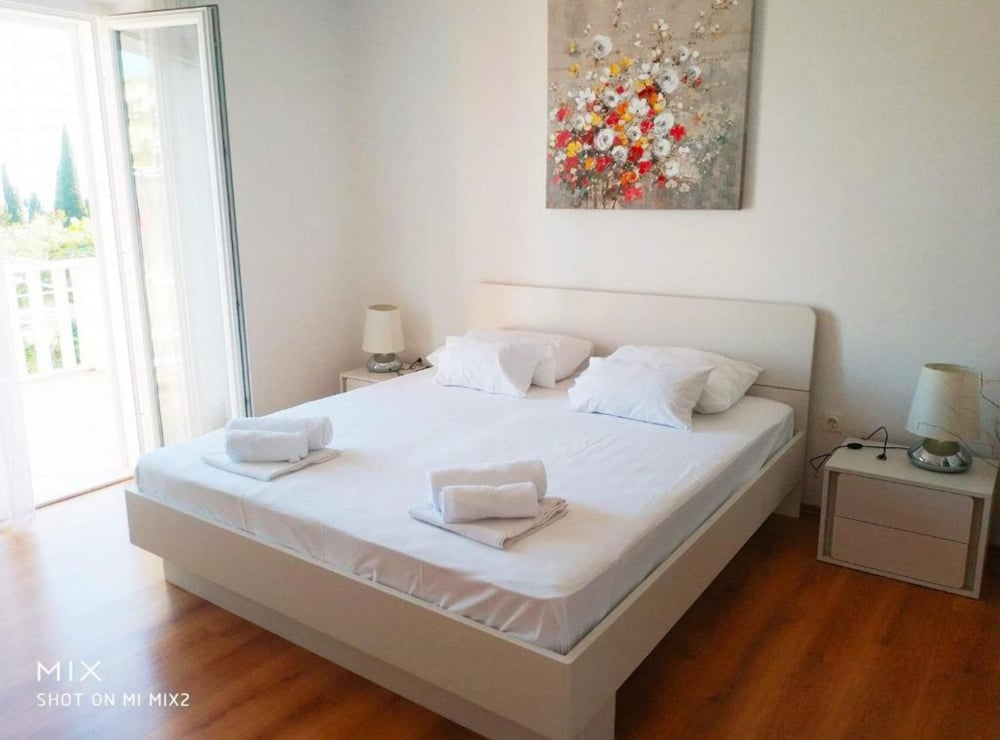Apartments & Rooms Cakelic II