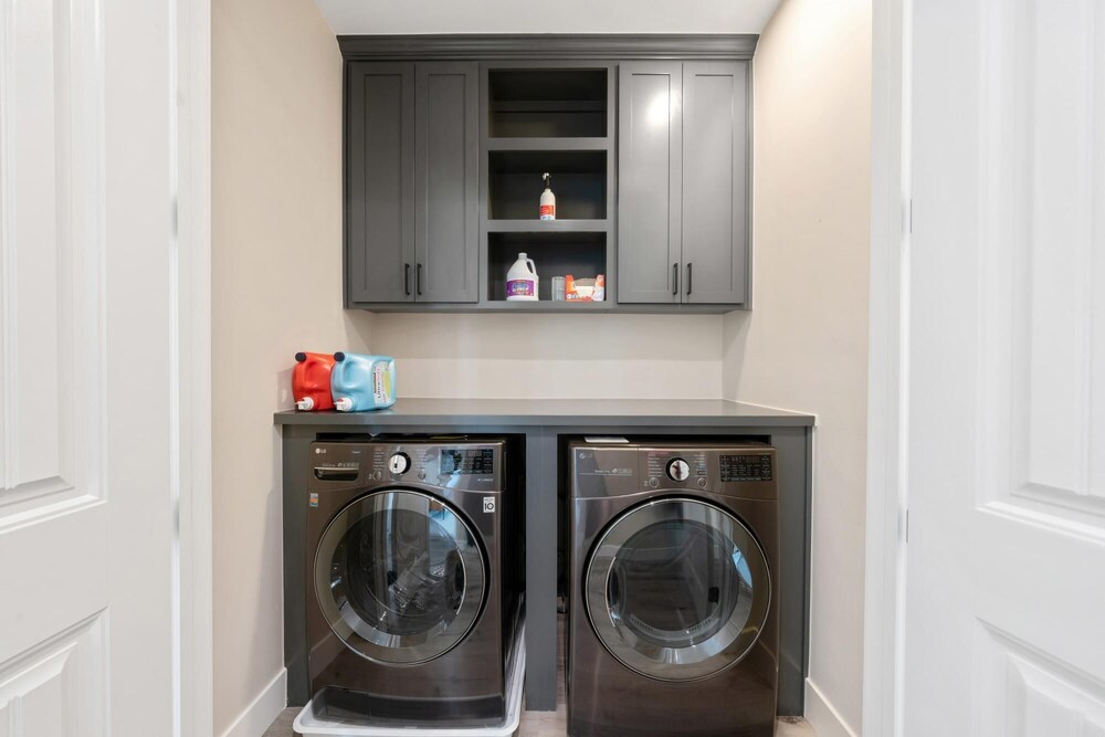 Luxury Retreat Home w Hot Tub - Property Image 25