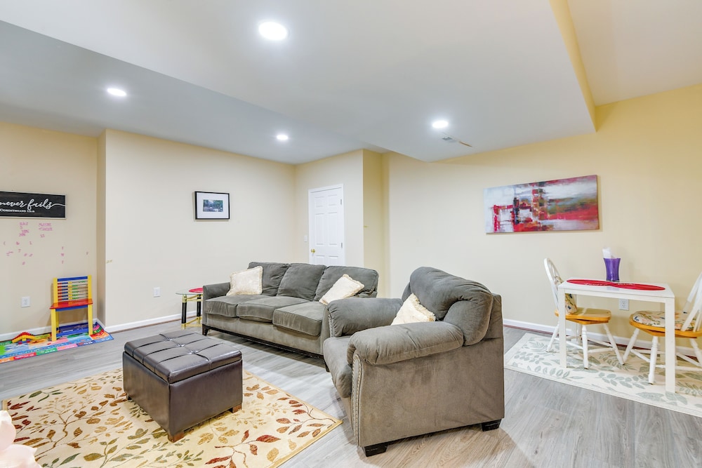 Pets Welcome! Cozy Family Apartment in Sterling