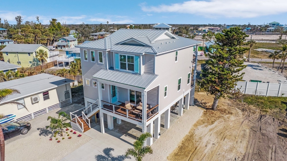 118 Fairweather Ln - Brand New 4 Bed+den/4.5 Bath Home W.hot Tub 4 Bedroom Home
