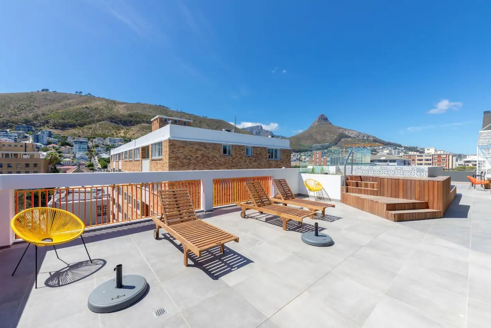 Bright and Stylish Studio Apartment in With Ocean View view 3