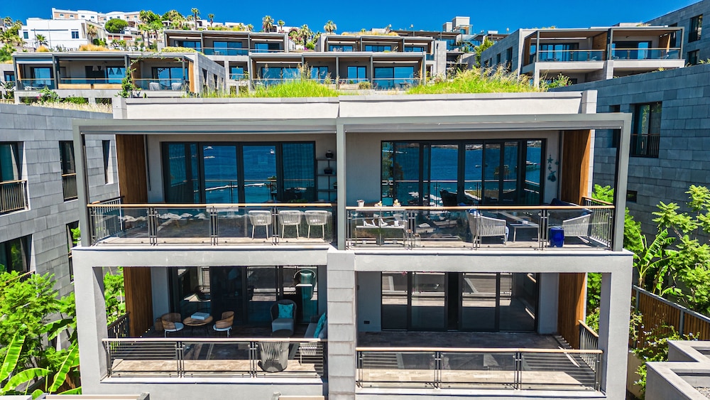 3-Bedroom Beachfront Villa with Hotel Amenities