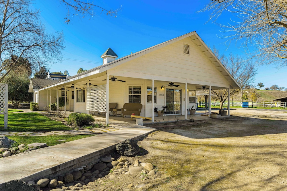 Victorian Manor In Paso Robles Wine Country + Pool, Hot Tub, Firepit, Tennis Court Sleeps 28