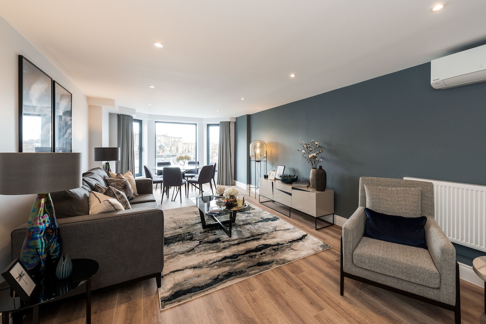The Carlyle - Elegant Serviced Apartments