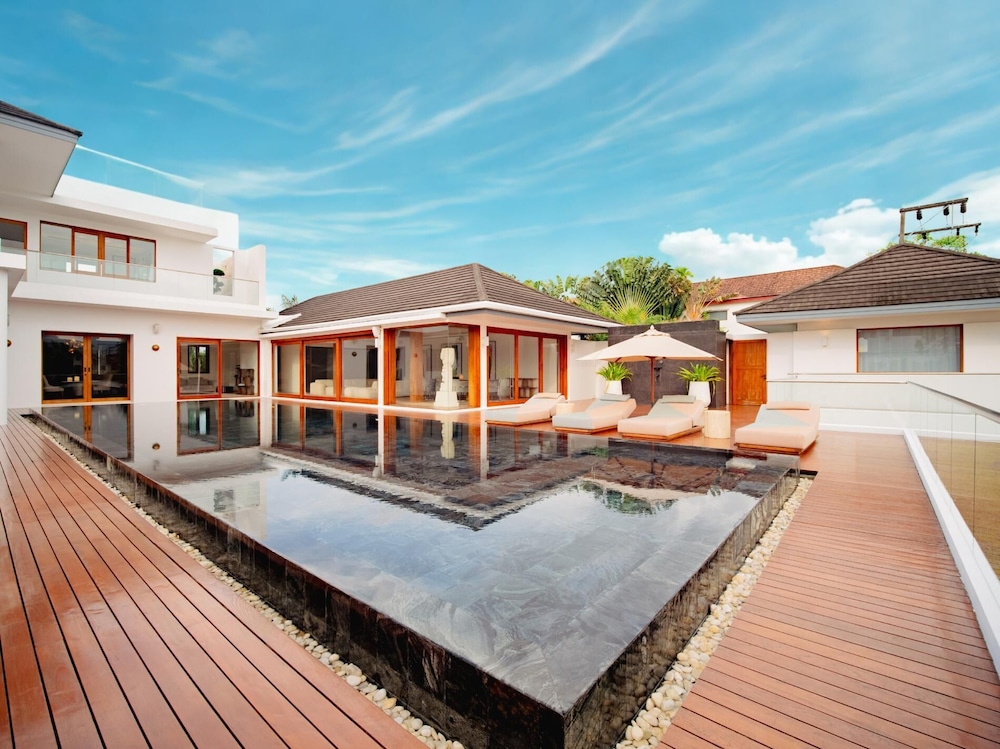 Luxurious 5bedroom White Estate Villa Private Lake