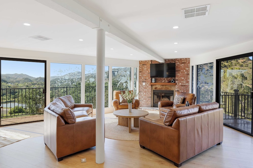 Designer Retreat w/ Pool, Firepits, Panoramic Views The Lake House at Malibu