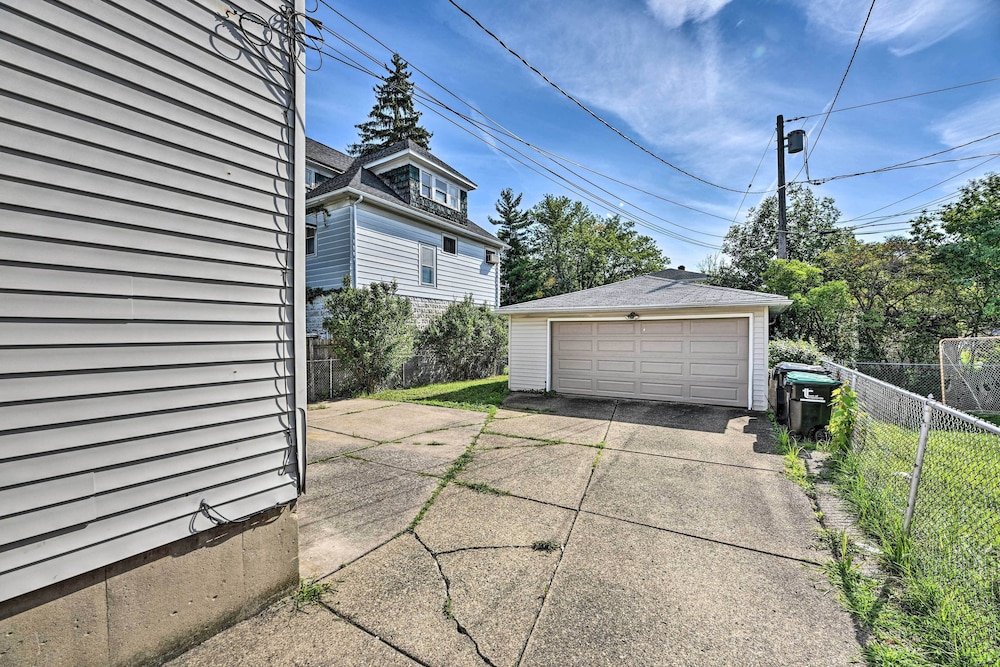 Charming Buffalo Apt: 18 Mi to Niagara Falls!