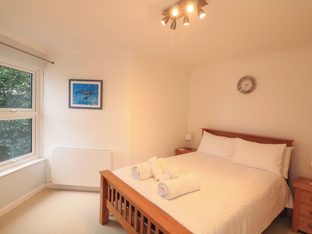 3 Hamstone Court