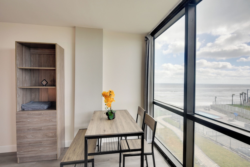 Oceanfront Daytona Beach Studio w/ Pool Access