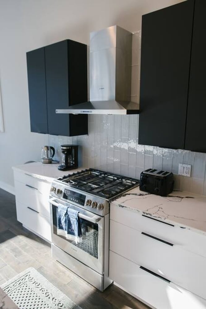 Magnificent NEW Home w 8 Beds Free Parking