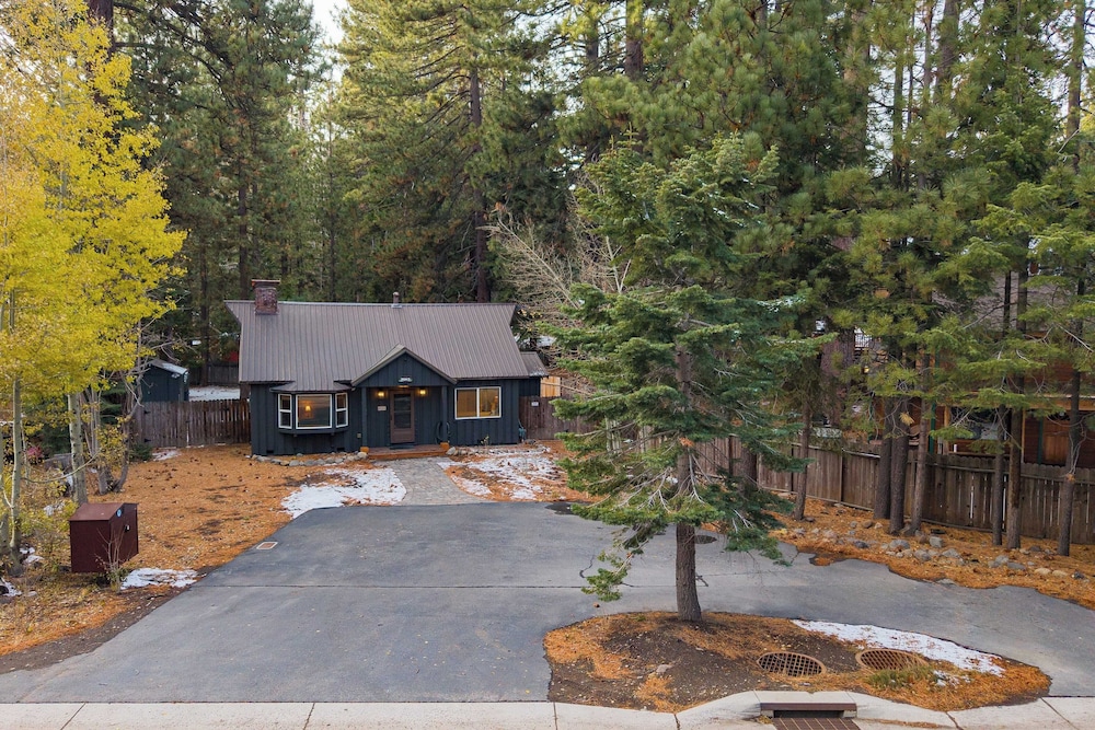 Westlake Cabin by Avantstay Hot Tub, Near Skiing, Walk to Restaurants & Lake!