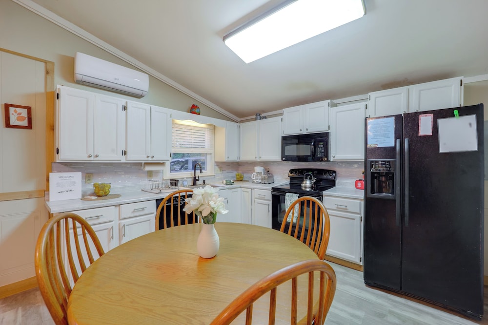 Mtn Home w/ Deck & Community Amenities in Newland