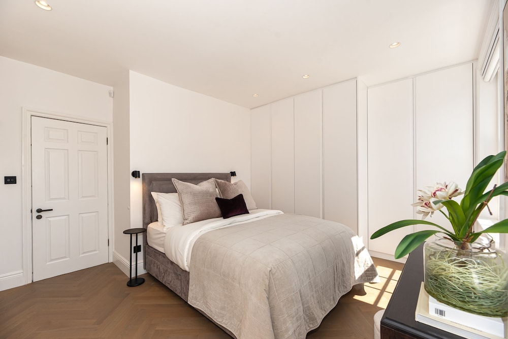 Elegant and Bright 3-bed Flat Near Sloane Square