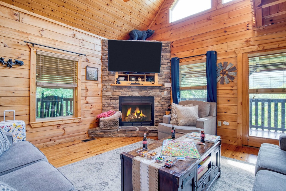 Triple Mountain View by Avantstay: Hot Tub, Game Room & Stunning Smoky Mountain Views