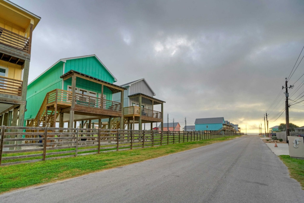 Sleeps 28 2 Homes w/ Boat Dock & Waterfront Pool Laguna Village Haven