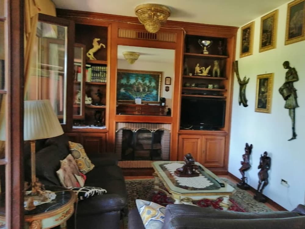 Villa Sleeps 6 With Garden and Gym
